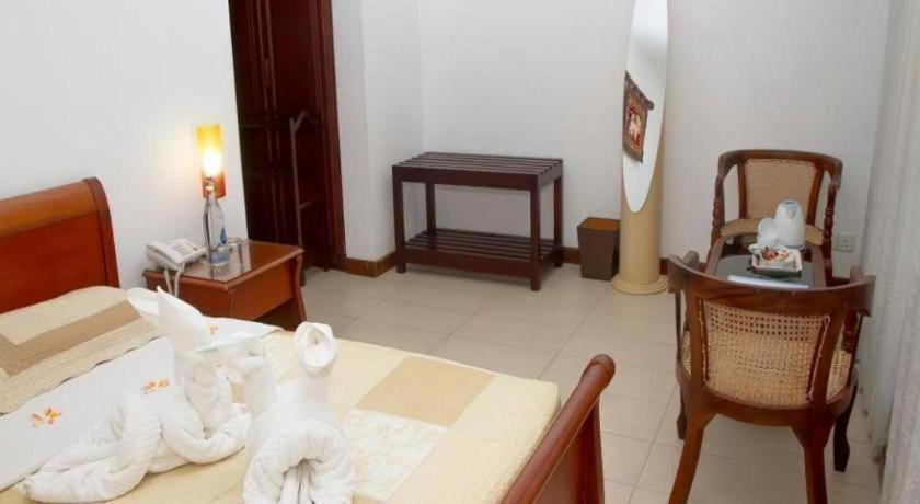 Hotel Villa Viana Marawila Exteriör bild