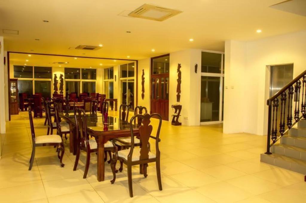 Hotel Villa Viana Marawila Exteriör bild